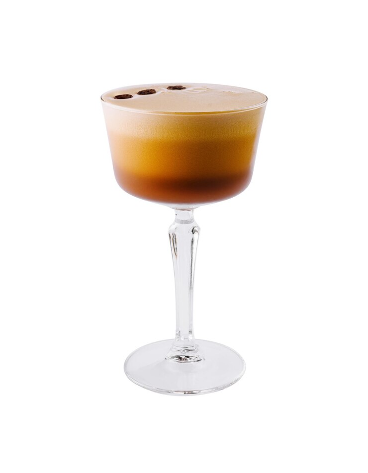 Cóctel de espresso martini aislado en blanco