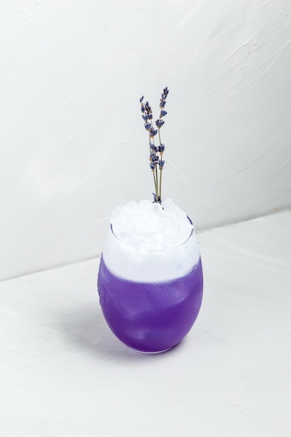 Cóctel de espuma de lavanda púrpura inusual en un vaso