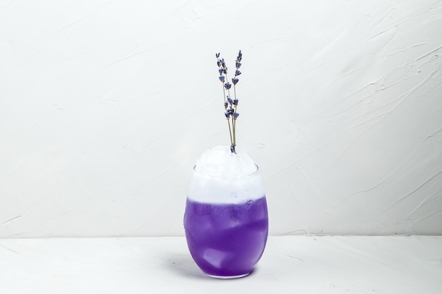 Cóctel de espuma de lavanda púrpura inusual en un vaso