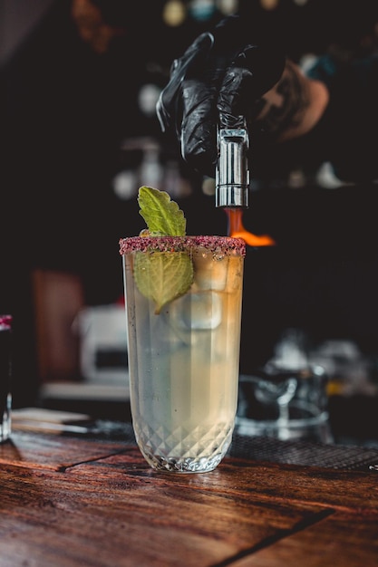 Coctel feito por barman com encendedor