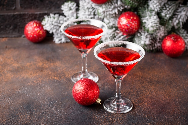 Cóctel festivo de navidad martini rojo