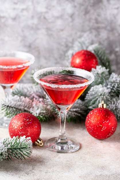 Cóctel festivo de navidad martini rojo