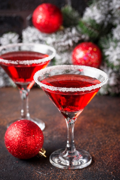 Cóctel festivo de navidad martini rojo