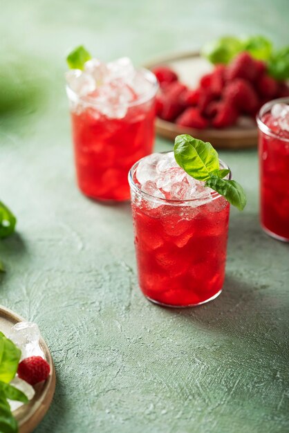 Cóctel de frambuesa fresca con albahaca y hielo, imagen de enfoque selectivo