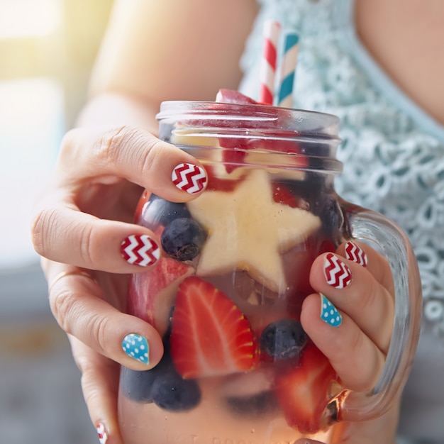 Cóctel con fresa, arándano y manzana.