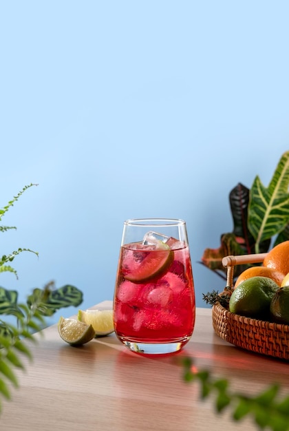 Cóctel de fresa espumoso con hielo en una bandeja de mimbre Bebida de alcohol refrescante popular Bebida refrescante de verano con lima