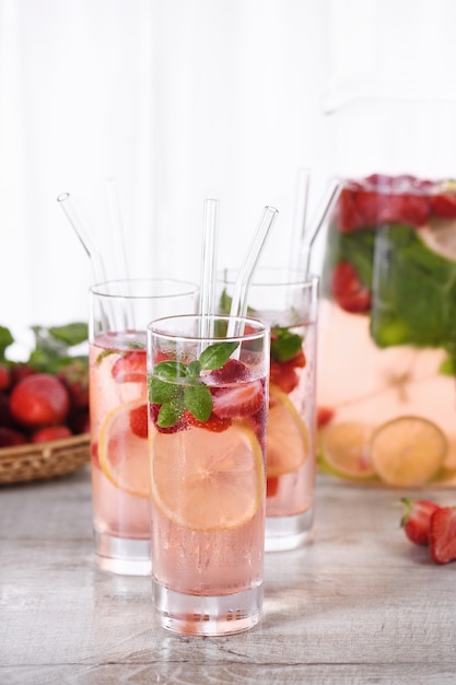 cóctel de fresa o limonada con albahaca Refresco orgánico refrescante frío con frutos rojos maduros