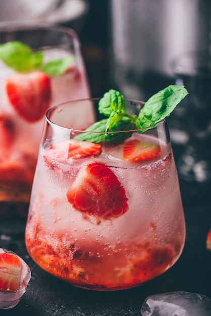 Cóctel de fresas con ginebra y soda