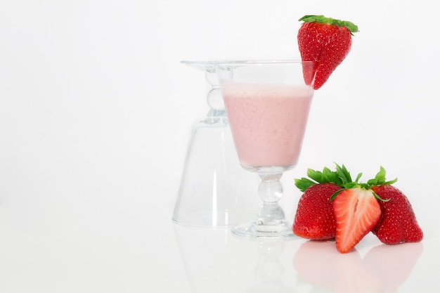 Cóctel de fresas en un vaso con fresas