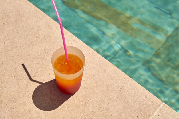 Un cóctel fresco en la piscina.