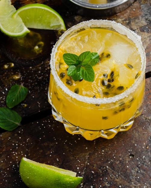 Cóctel fresco y tropical con maracuyá, lima, menta y hielo Bebida fría de verano Concepto de bebidas y bebidas