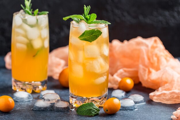 Cóctel fresco de verano con jugo de naranja y cubitos de hielo. Vaso de refresco de naranja