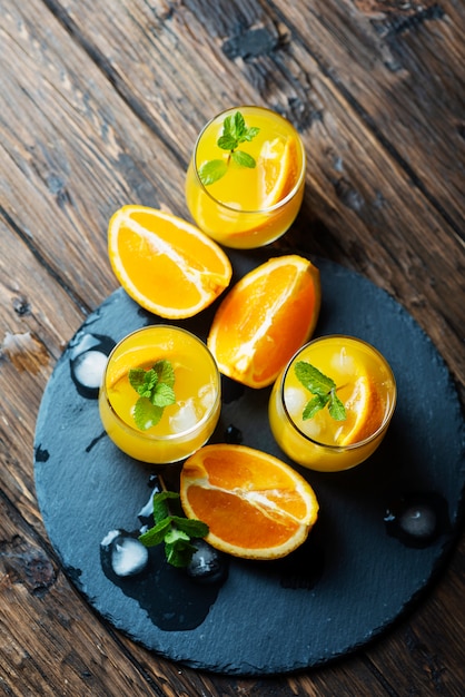 Cóctel fresco de verano con naranja y menta