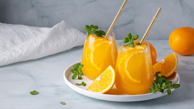 Cóctel fresco de verano con naranja y menta