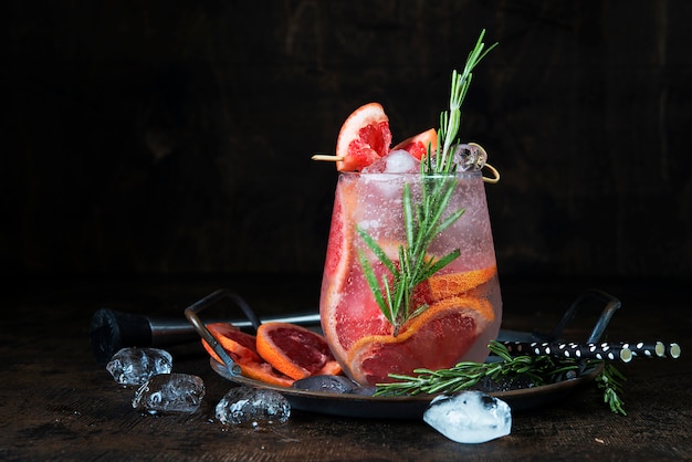 Cóctel de frutas frías con hielo en un vaso de vidrio