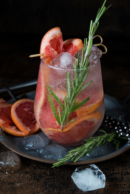 Cóctel de frutas frías con hielo en un vaso de vidrio