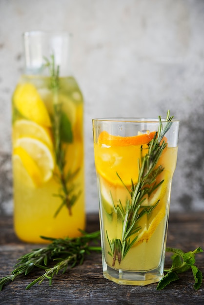 Cóctel de frutas frías con hielo en un vaso de vidrio