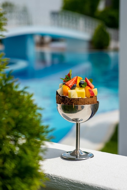Cóctel de frutas junto a la piscina Vacaciones de verano vacaciones concepto de resort de lujo Bebida de hielo frío al