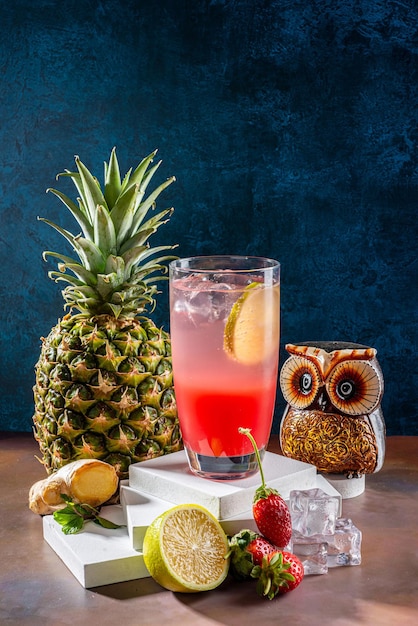 Coctel de frutas orgánicas puras con batidor y cubitos de hielo