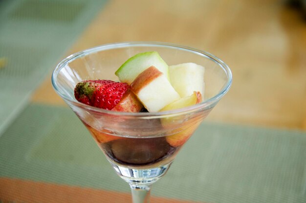 Cóctel de frutas en taza en el servicio de buffet de comida en el restaurante del Hotel en Tailandia