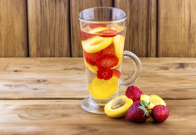 Foto cóctel de frutas en un vaso