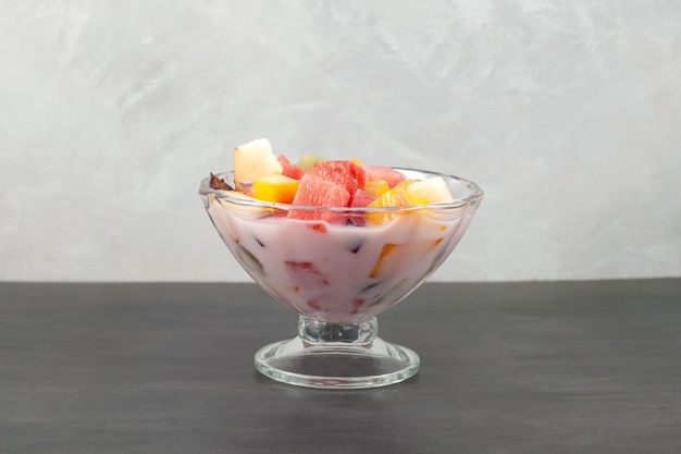 Cóctel de frutas con yogur Es Campur o Sop Buah Popular postre cóctel de frutas indonesio