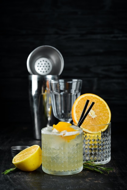 Cóctel Gin tonic con cítricos en un vaso Sobre un fondo de madera Vista superior Espacio de copia libre