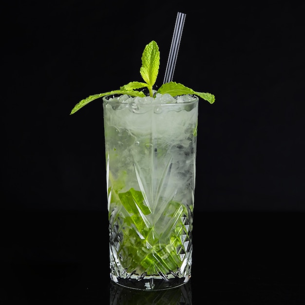 Foto cóctel de gin tonic de menta hecho con agua tónica gin lime menta hojas vaso de cóctel verde s