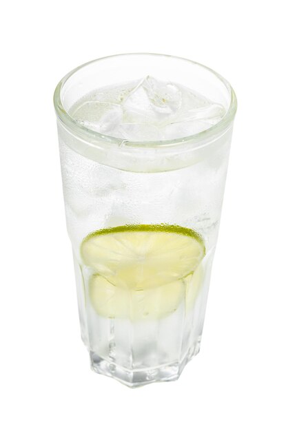 Cóctel de gin tonic en vaso con hielo y lima