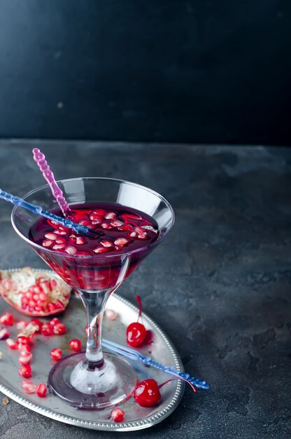 Cóctel de granada y fruta roja madura.