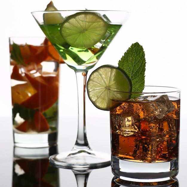 Cóctel grupal de cola con whisky mojito