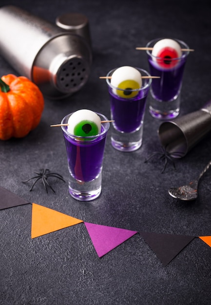 Cóctel de Halloween morado con ojos