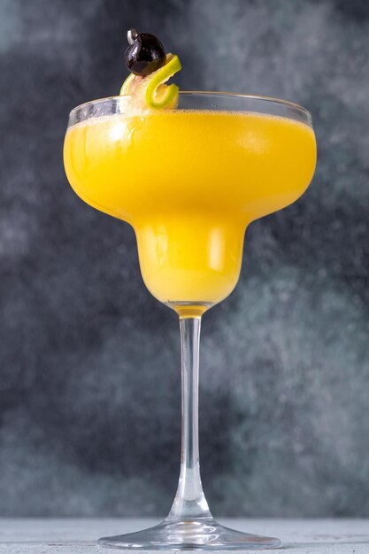 Cóctel helado de mango daiquiri