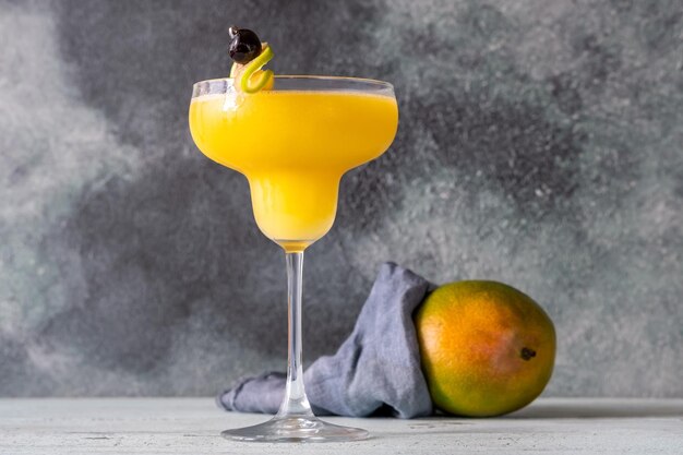 Cóctel helado de mango daiquiri