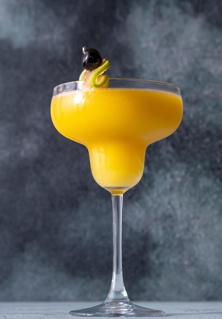 Cóctel helado de mango daiquiri