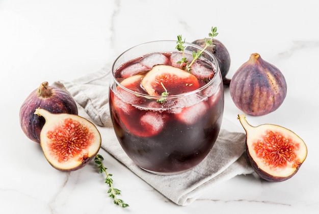 Cóctel helado de otoño con vino tinto, tomillo e higos