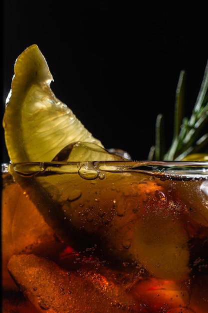 Cóctel con hielo y limón en un vaso closeup Pepsi CocaCola