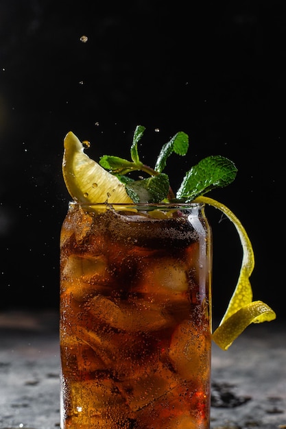 Cóctel con hielo y limón en un vaso closeup Pepsi CocaCola