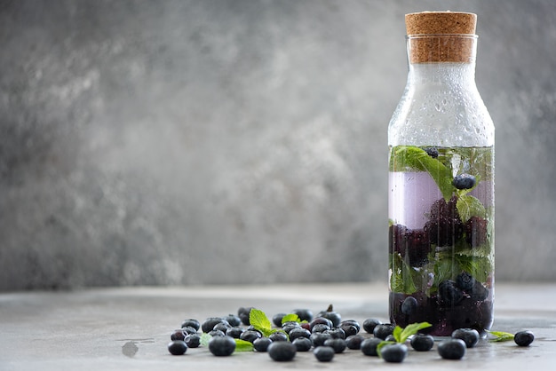 Cóctel de hielo con moras, arándanos y menta