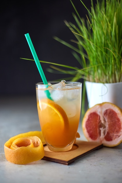 Cóctel de hielo de verano rosa y naranja en la mesita de café