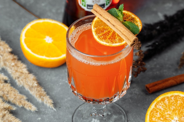 Cóctel de invierno cálido con aperol