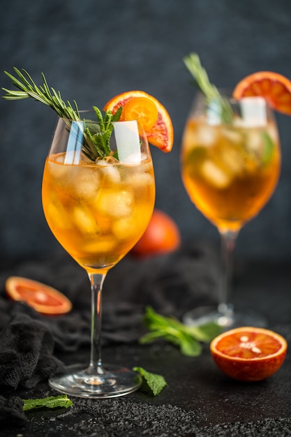 Cóctel con jugo de naranja y cubitos de hielo. Vaso de refresco de naranja