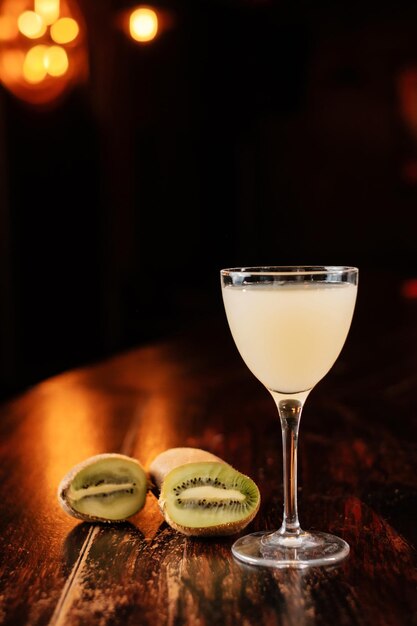 Cóctel de kiwi en el bar Concepto de menú de bebidas