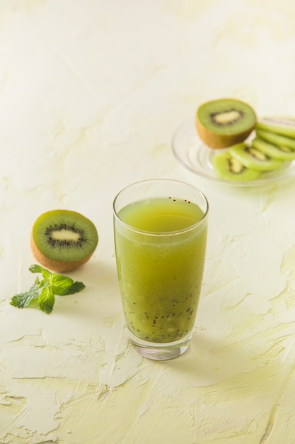 cóctel con kiwi y menta en un vaso