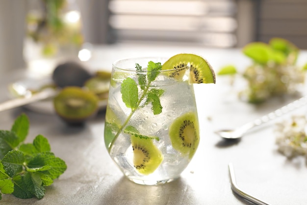 Cóctel de kiwi mojito o recetas de bebidas caipirinha con menta y hielo en vasos de cerca frío de verano