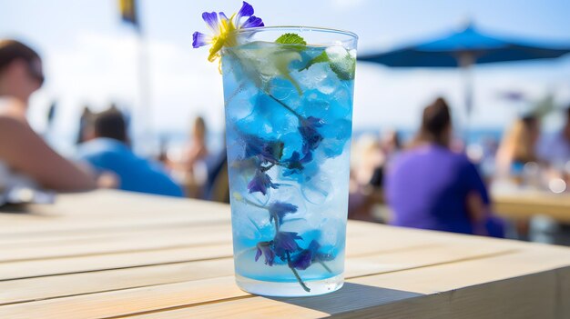 Cóctel laguna azul con hielo y flores sobre una mesa de madera