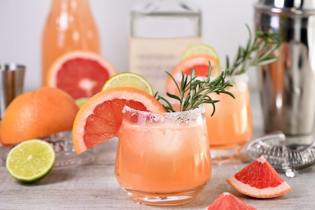 Cóctel de lima fresca y romero combinado con jugo de toronja fresca y tequila
