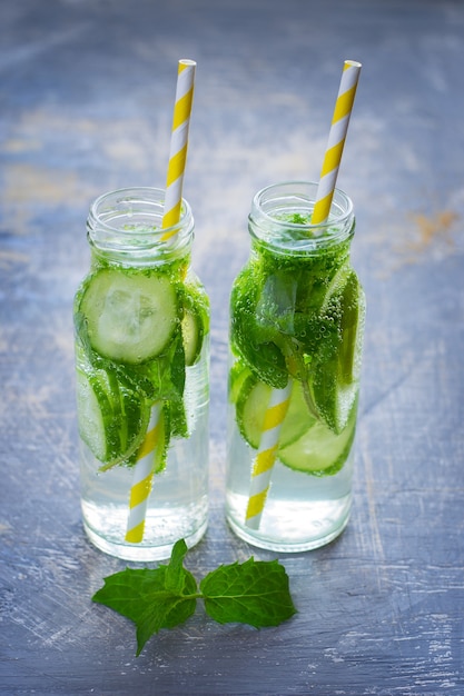 Cóctel de limón, menta, pepino en botellas de vidrio