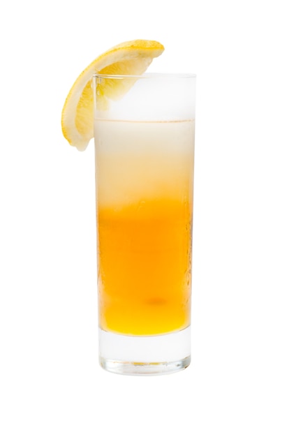 Cóctel de limón refrescante aislado sobre fondo blanco, trazado de recorte