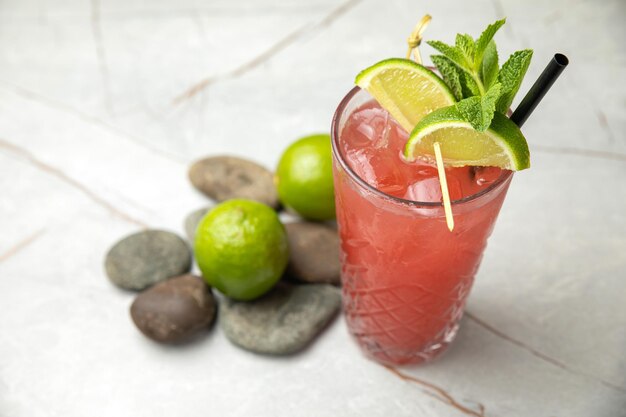 Cóctel de limonada sin alcohol Con lima de hielo de menta sobre una mesa gris